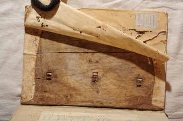Sur ce manuscrit du Moyen Age, l&#039;ais de bois est fendu sur toute sa longueur. [Ms 426]. Photo Médiathèque Jacques Chirac, Troyes Champagne Métropole