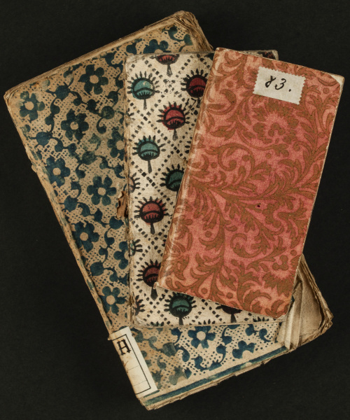 Reliures brochées composées de différents papiers, dominoté et gaufré doré. 18e siècle [Mit. H.7.13], [UU.12°.1072] et [UU.12°.1055]