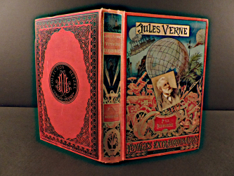 Cartonnage en percaline d’Hetzel, sur : Verne, Jules, &quot;P’tit Bonhomme&quot;, Paris, vers 1895. Photo médiathèque Jacques-Chirac, Troyes Champagne métropole 